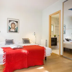 My Space Emirates - Fully Equipped Near The With Shared Pool Barcelona